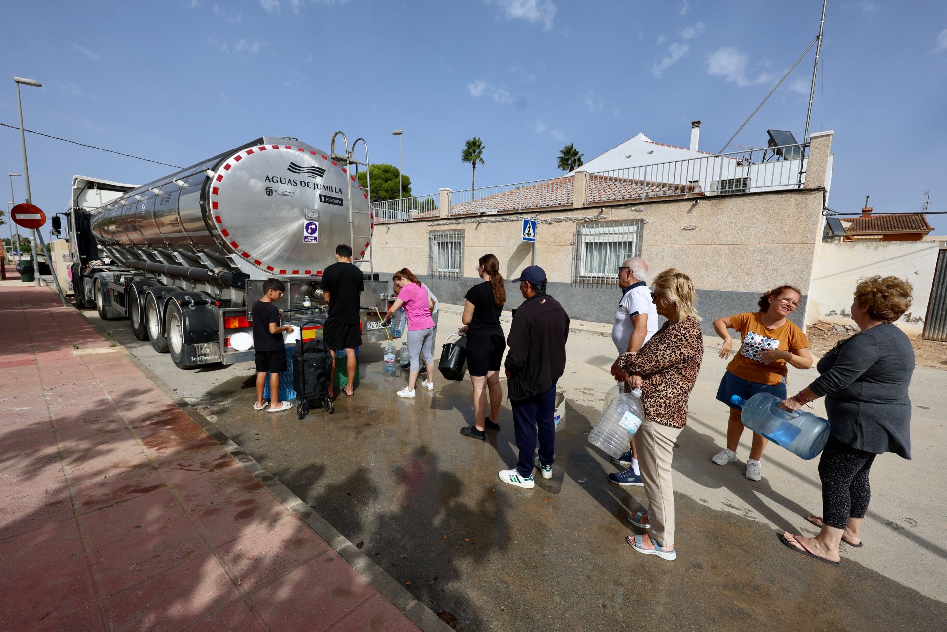 El reparto de agua en las zonas de la Región de Murcia más afectadas por el paso de la dana &#039;Alice&#039;, en imágenes