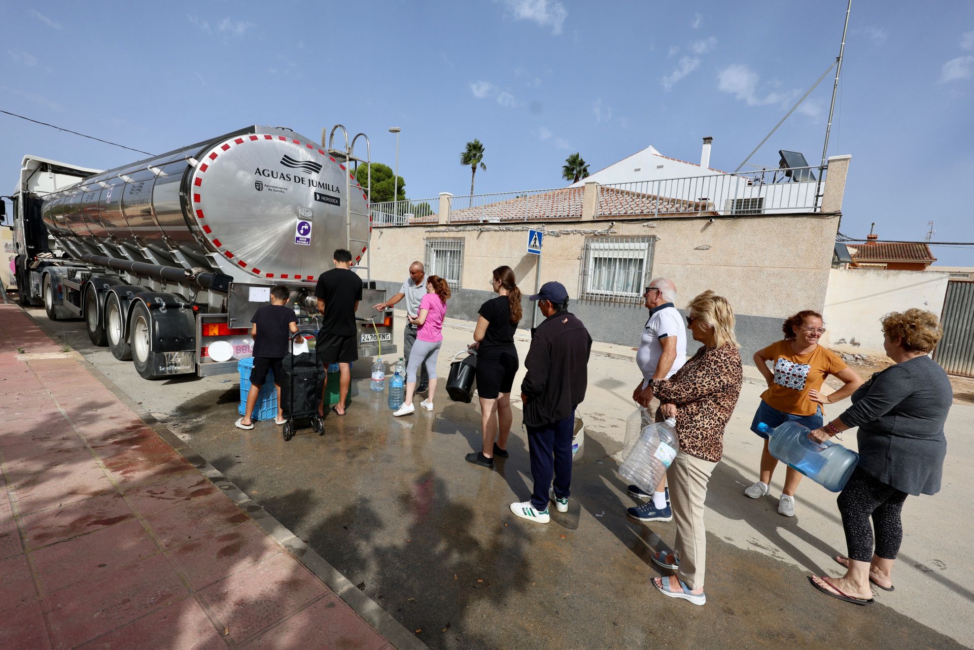 El reparto de agua en las zonas de la Región de Murcia más afectadas por el paso de la dana &#039;Alice&#039;, en imágenes