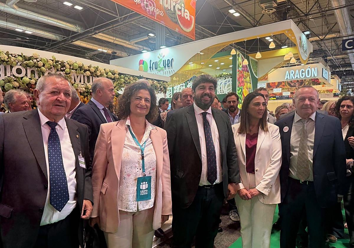 La directora territorial de Cajamar, María Dolores Pagán; el presidente de la Región de Murcia, Fernando López Miras, y la consejera de Agua, Agricultura, Ganadería y Pesca, Sara Rubira, con directivos agroalimentarios murcianos durante la presenteedición de Fruit Attraction.
