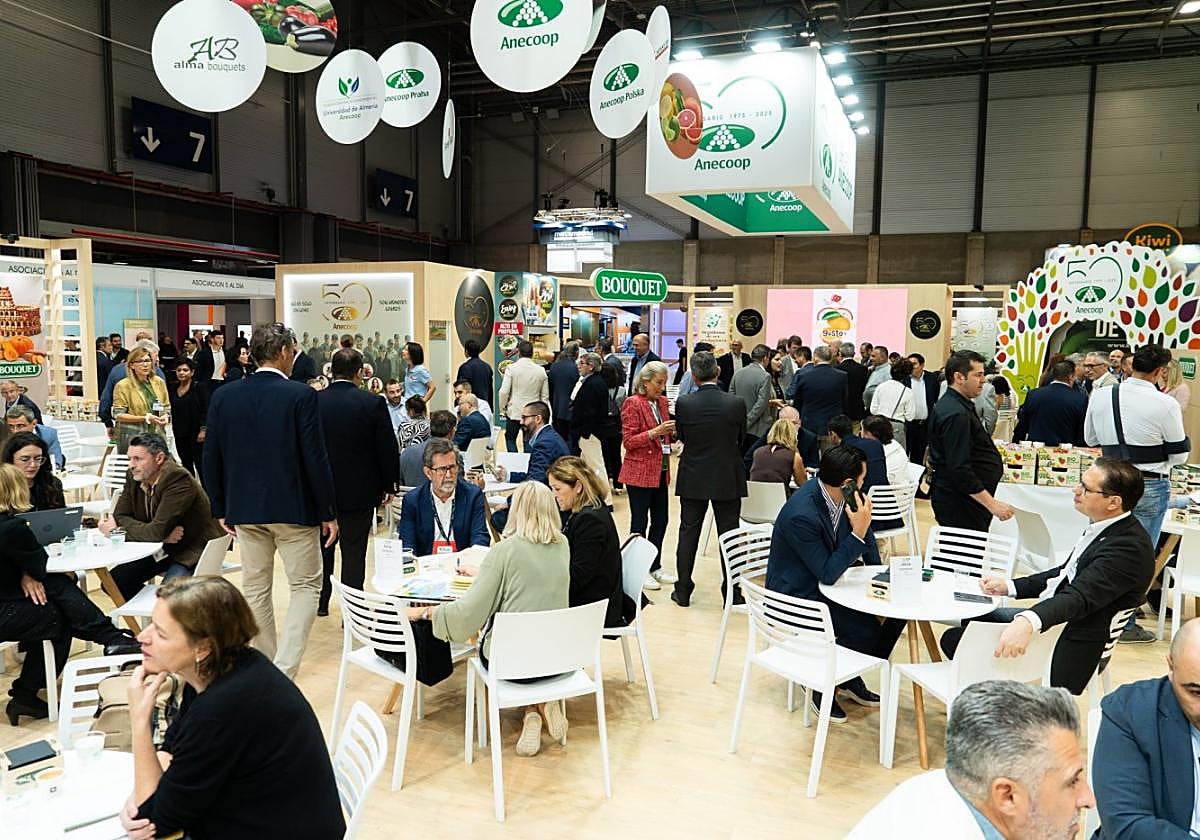 Numerosos profesionales y socios de Anecoop se acercaron al estand de la cooperativa en la feria.