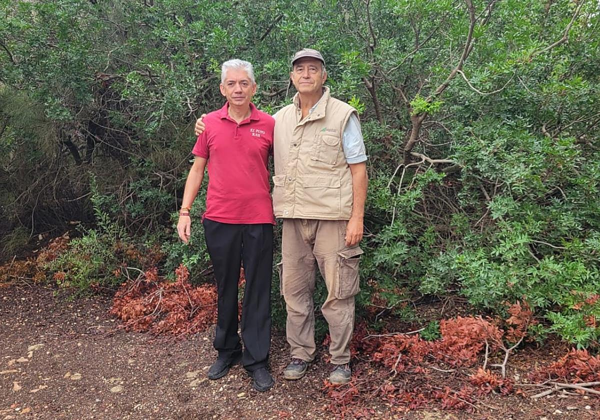 Felipe García, de bar El Popo, y Ramon Navia-Osorio en su bosque primigenio, formado por más de 300 especies.