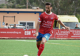 Omar Perdomo, a punto de colgar un balón al área, ayer.