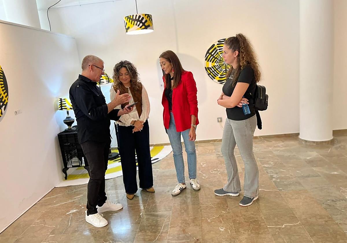 La muestra está concebida como un recorrido sensorial y cambiante .