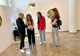 La muestra está concebida como un recorrido sensorial y cambiante .