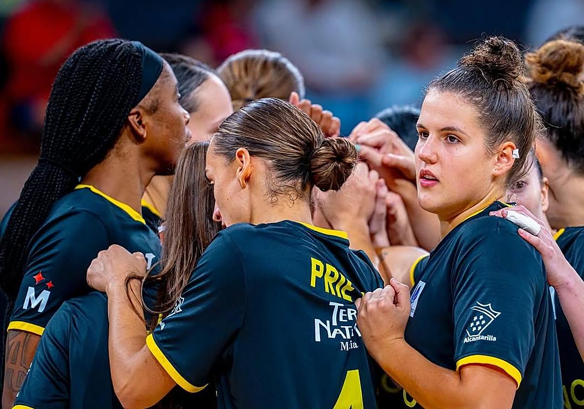 Las jugadoras del HG Jairis animándose en la piña previa al comienzo del segundo tiempo.
