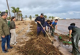 El consejero de Medio Ambiente, Juan María Vázquez, y la alcaldesa de Cartagena, Noelia Arroyo, este lunes, en Islas Menores.