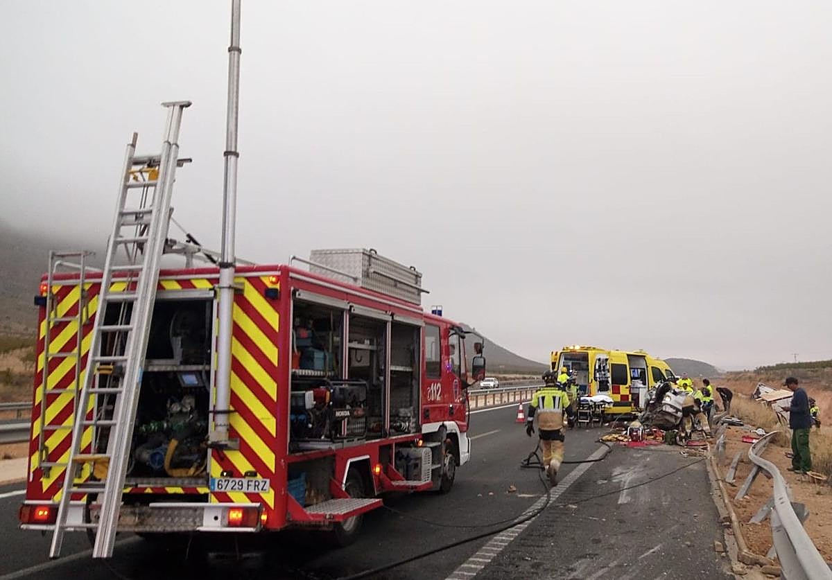Los bomberos, este lunes, en el lugar del accidente.