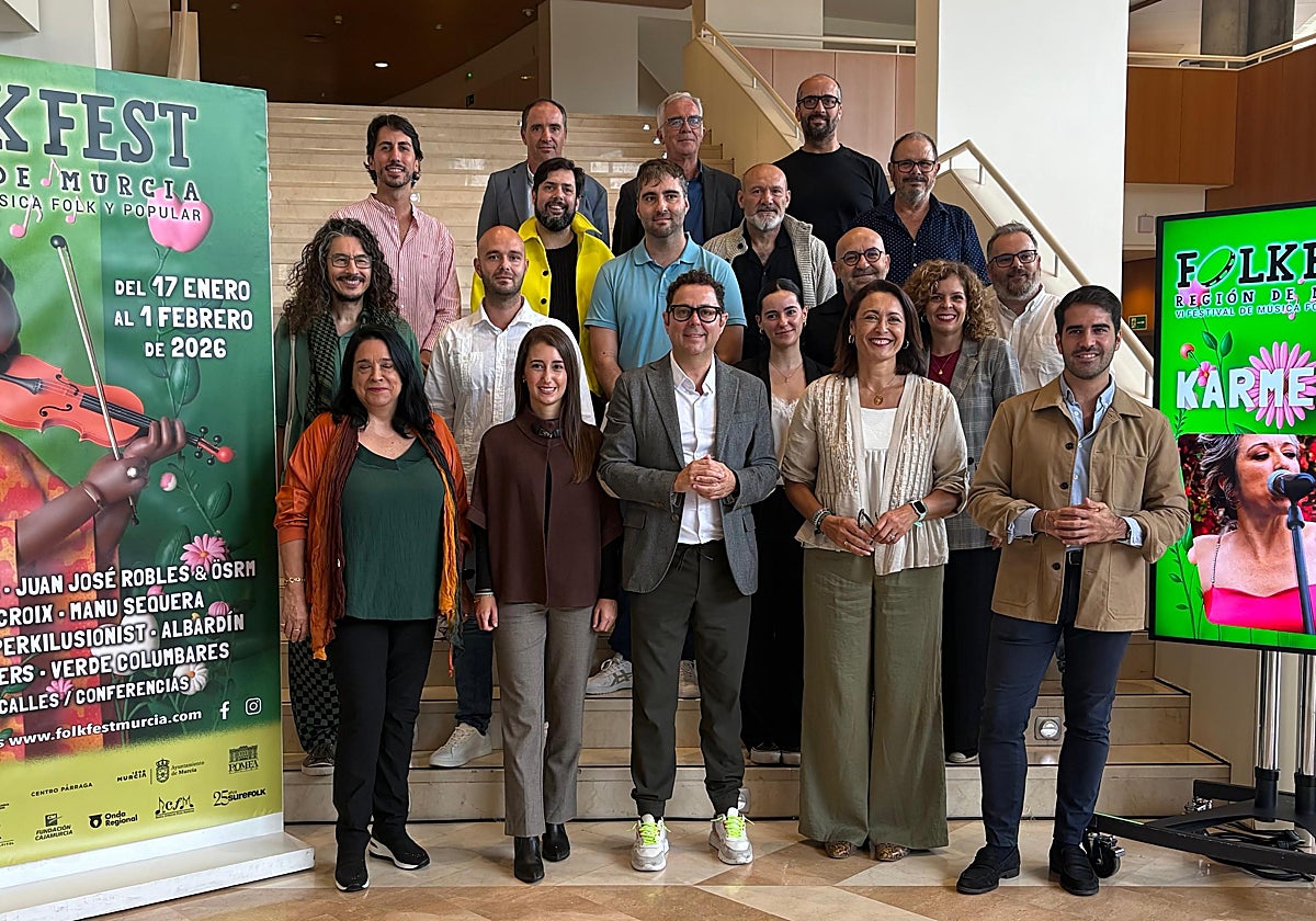 Presentación de la sexta edición del FolkFest Región de Murcia con el director general del ICA, Manuel Cebrián; la concejala de Cultura de Cieza, María Turpín; el concejal de Cultura e Identidad de Murcia, Diego Avilés, y la directora artística del festival, Alicia Baltasar, así como artistas de la escena folk regional.