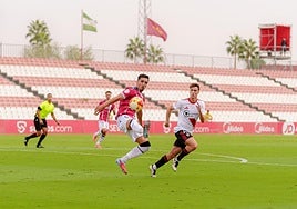 Imanol Baz despeja el balón en su área ante la mirada de Pablo Rivera, centrocampista del Sevilla Atlético, en el empate sin goles del Efesé contra el filial sevillista en el Jesús Navas.