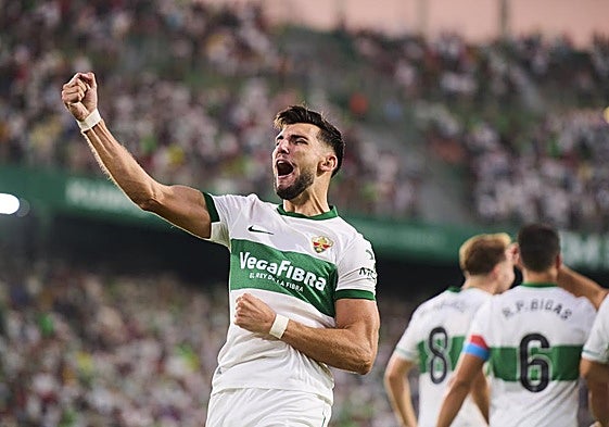 Goles en medio de la polémica. El delanteromurciano Rafa Mir celebra el tanto marcadoante el Levante esta temporada.