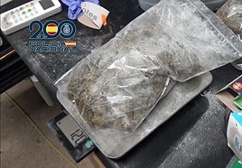 Una de las bolsas de droga interceptadas por la policía.