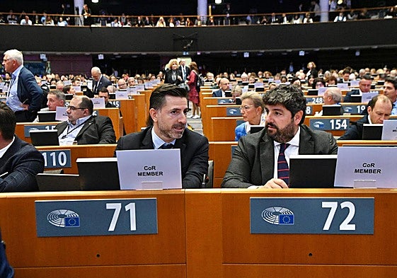 Fernando López Miras y Adrián Zittelli, este lunes en el hemiciclo del Parlamento Europeo.