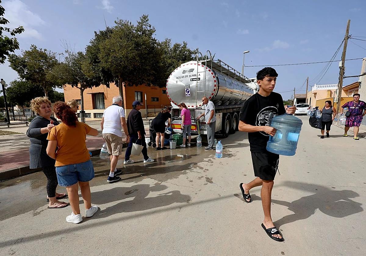 Reparto de agua en la pedanía pachequera de San Cayetano.