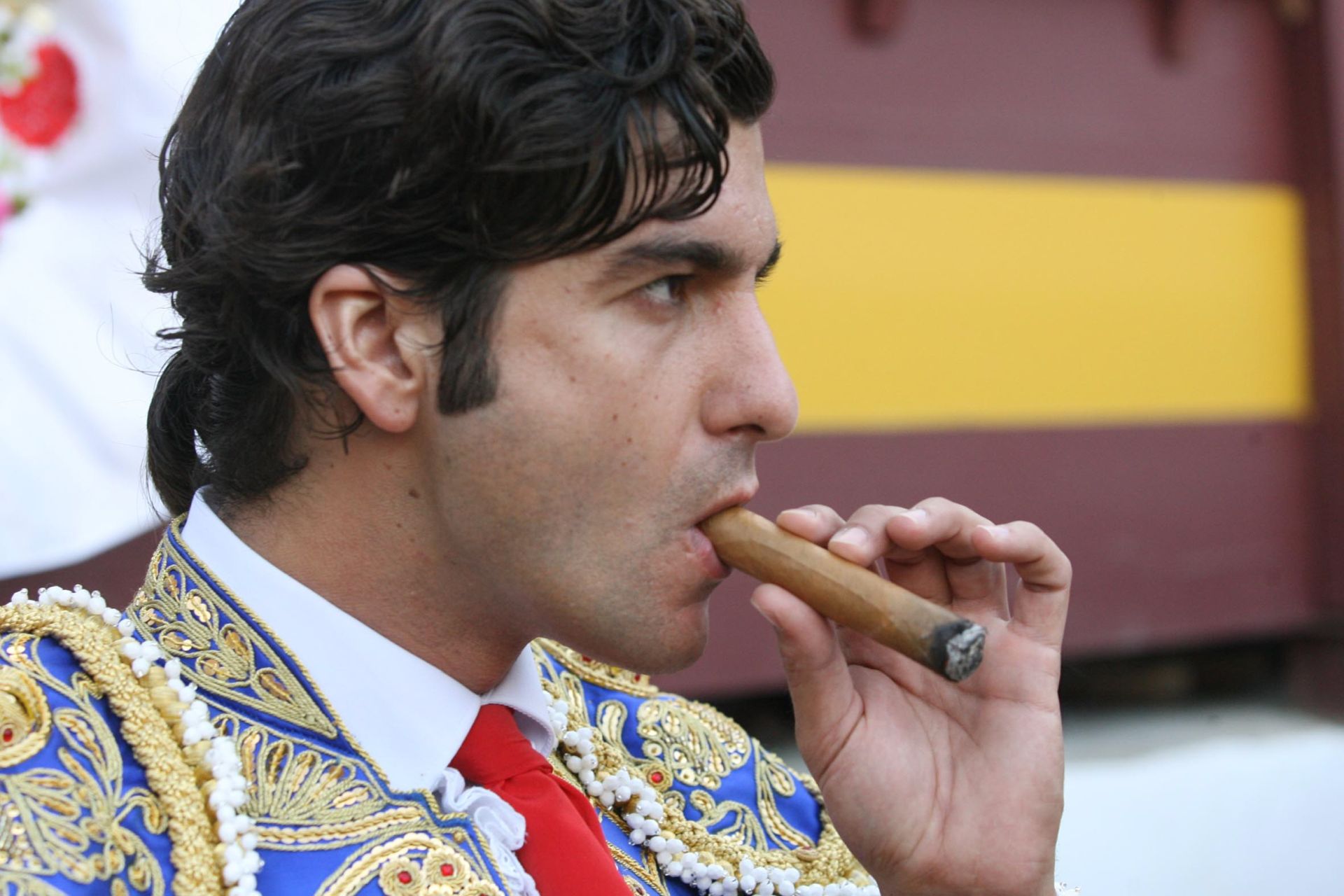 Fumando un puro en La Condomina.