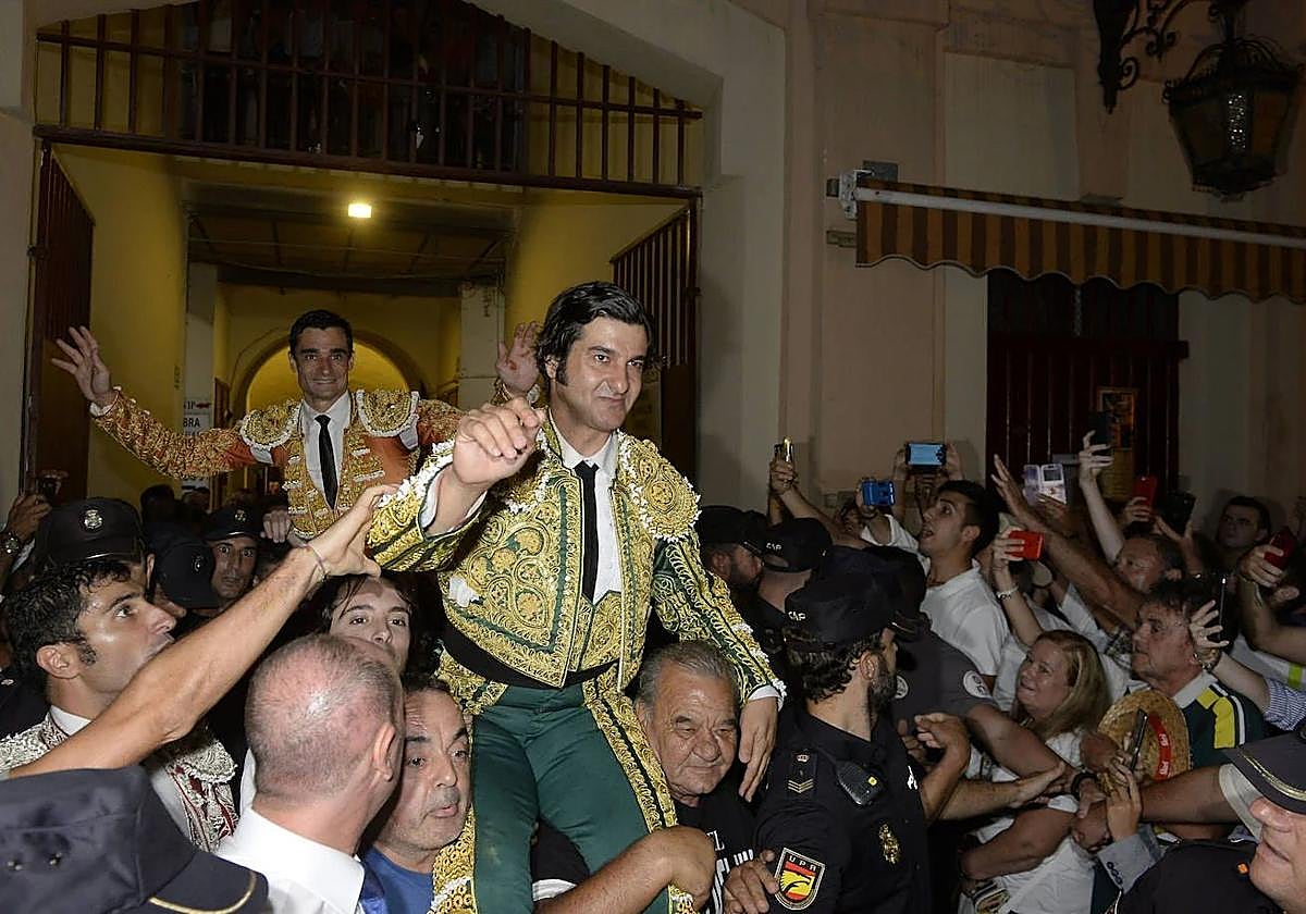 Morante de la Puebla, con Ureña detrás, sale a hombros de La Condomina en 2022.