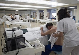 Trabajadores en situación de baja laboral reciben terapia en una imagen de archivo.