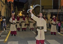 Imagen de archivo de un desfile de Moros y Cristianos en Ojós.