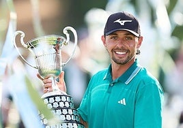Penge con la copa de campeón.