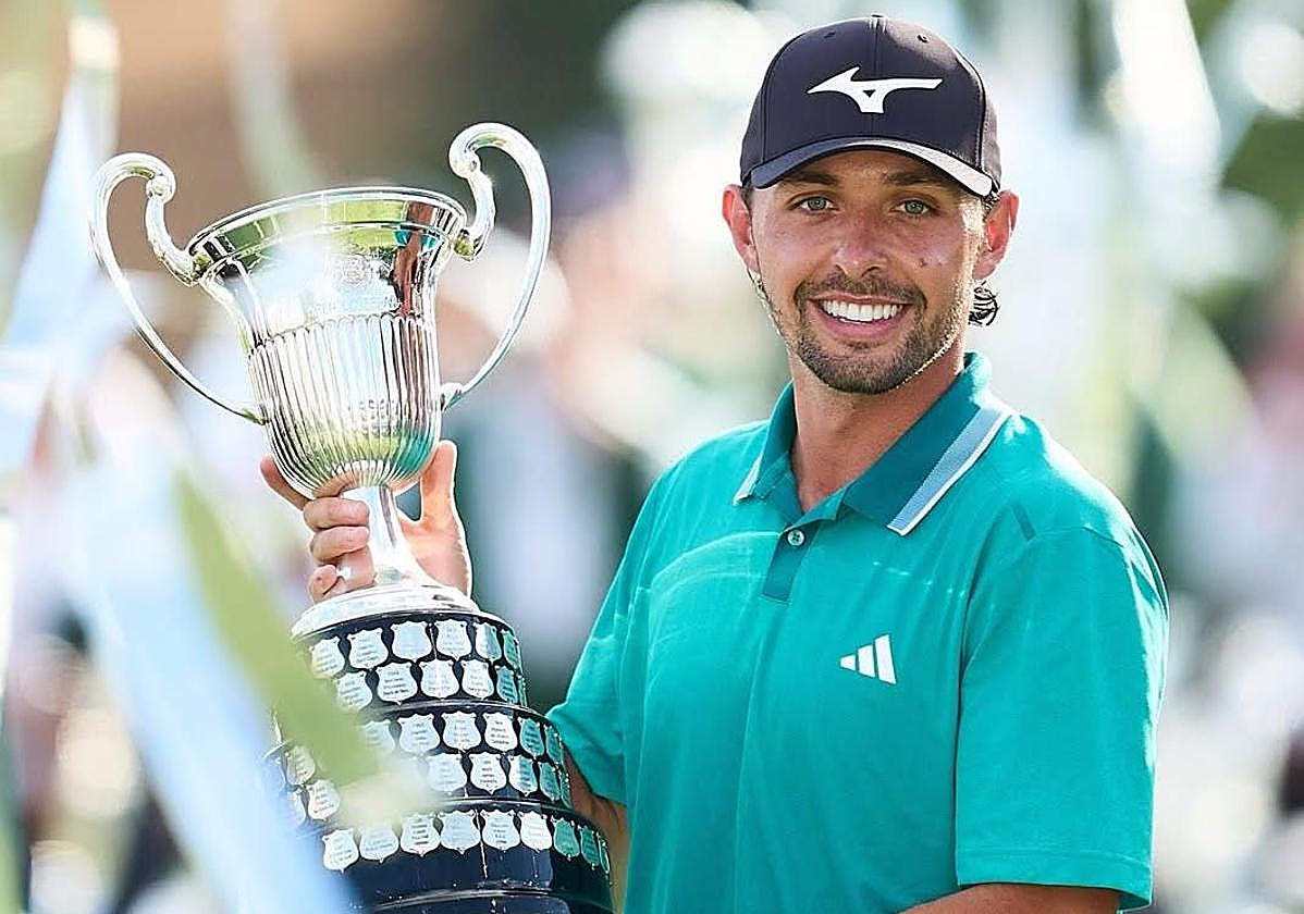 Penge con la copa de campeón.