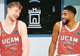 Sander Raieste y David DeJulius comparten bromas en el 'media day' de esta temporada.