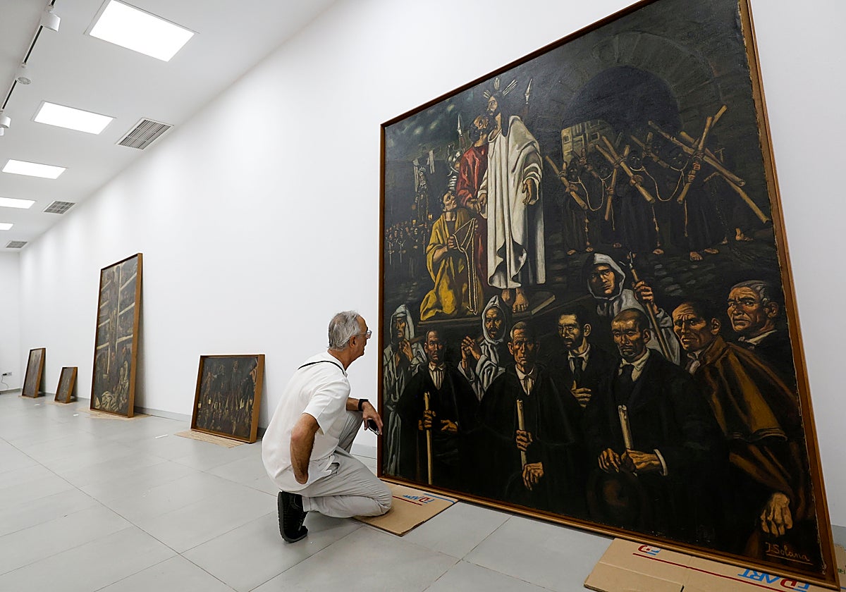 Montaje de la exposición 'Carpe y los maestros Solana y Vázquez Díaz', en el Ayuntamiento de Murcia.