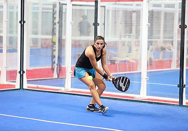Una jugadora amateur se prepara para golpear la bola, en un partido de la liga territorial jugado el pasado sábado en Molina de Segura.