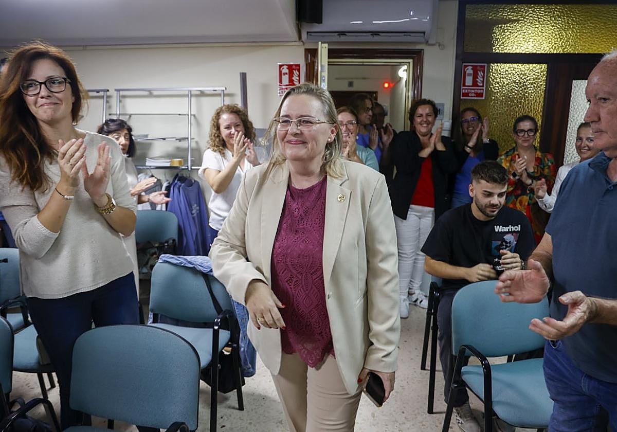 Marién García Boj recibe el aplauso de los hermanos del Resucitado tras la votación.