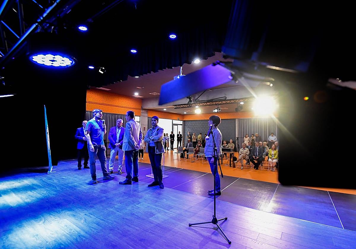 Ballesta visita, ayer, el centro cultural de Beniaján.
