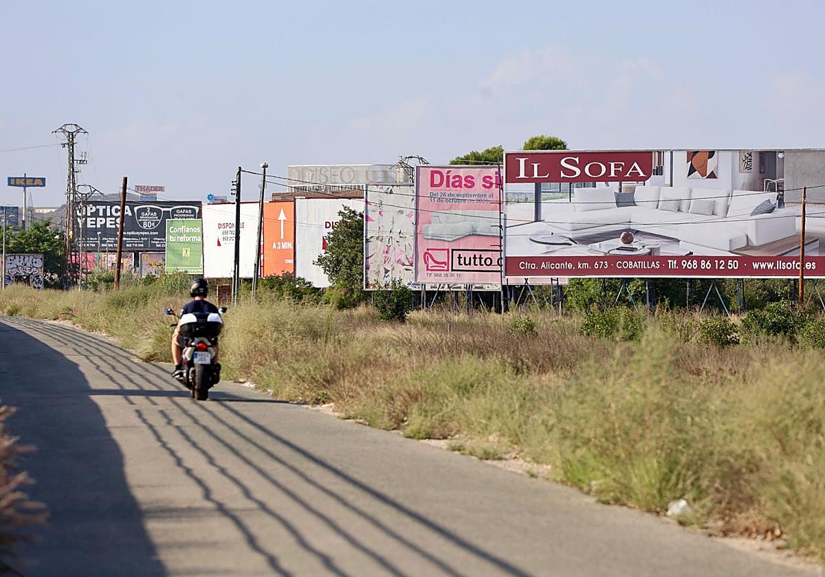 Carteles publicitarios en Juan de Borbón, donde hasta hace unos días se veían anuncios de servicios sexuales.