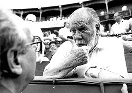 Ramón Gaya en la plaza de toros de La Condomina en 1991 saludando a Carlos Collado (PSOE), expresidente de la Comunidad de Murcia.