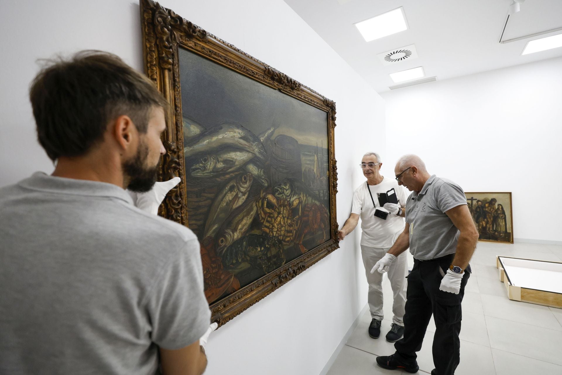 Las imágenes del montaje de la exposición &#039;Carpe y los maestros Solana y Vázquez Díaz&#039; en Murcia