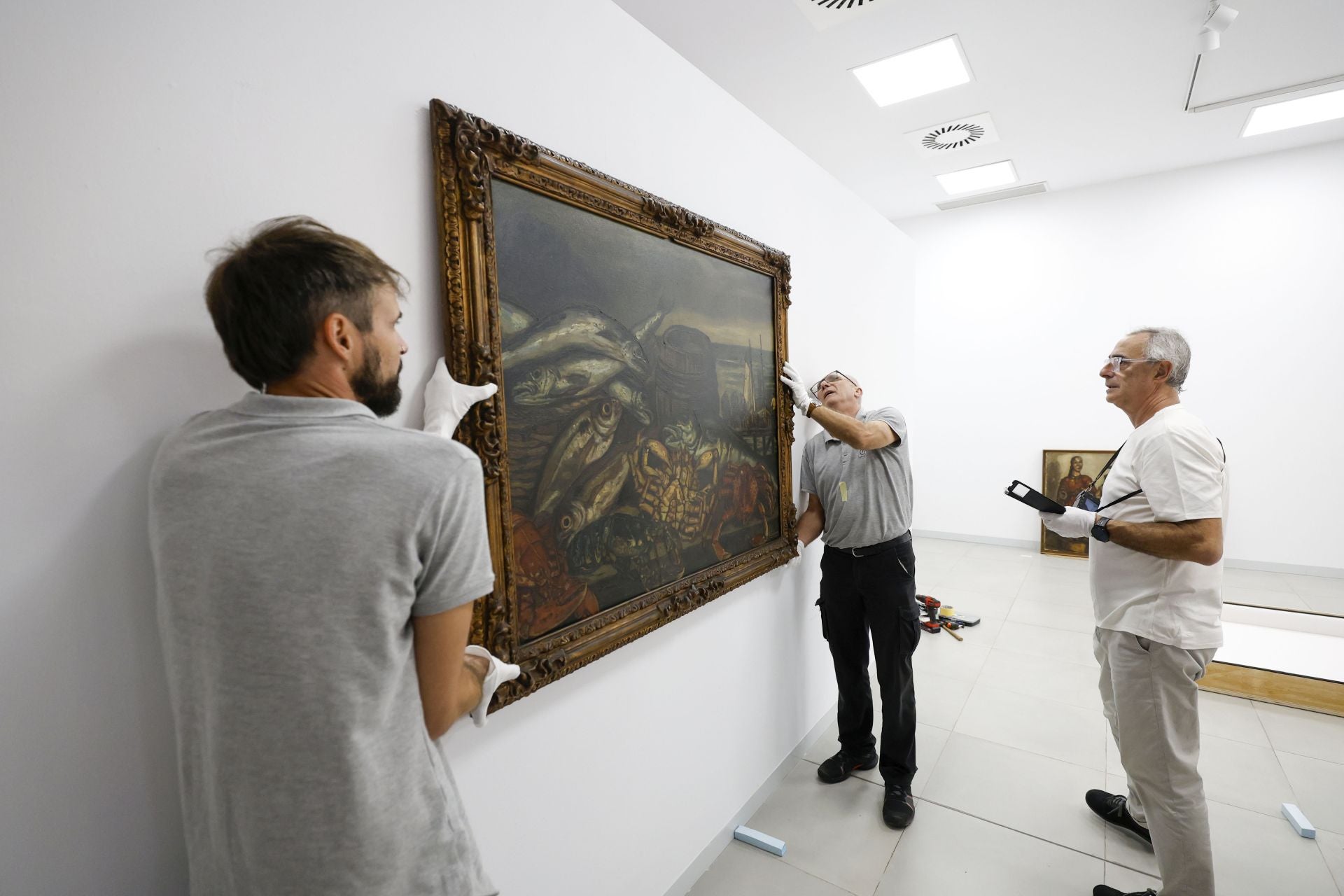 Las imágenes del montaje de la exposición &#039;Carpe y los maestros Solana y Vázquez Díaz&#039; en Murcia