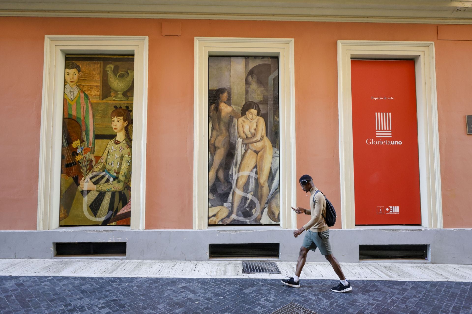 Las imágenes del montaje de la exposición &#039;Carpe y los maestros Solana y Vázquez Díaz&#039; en Murcia