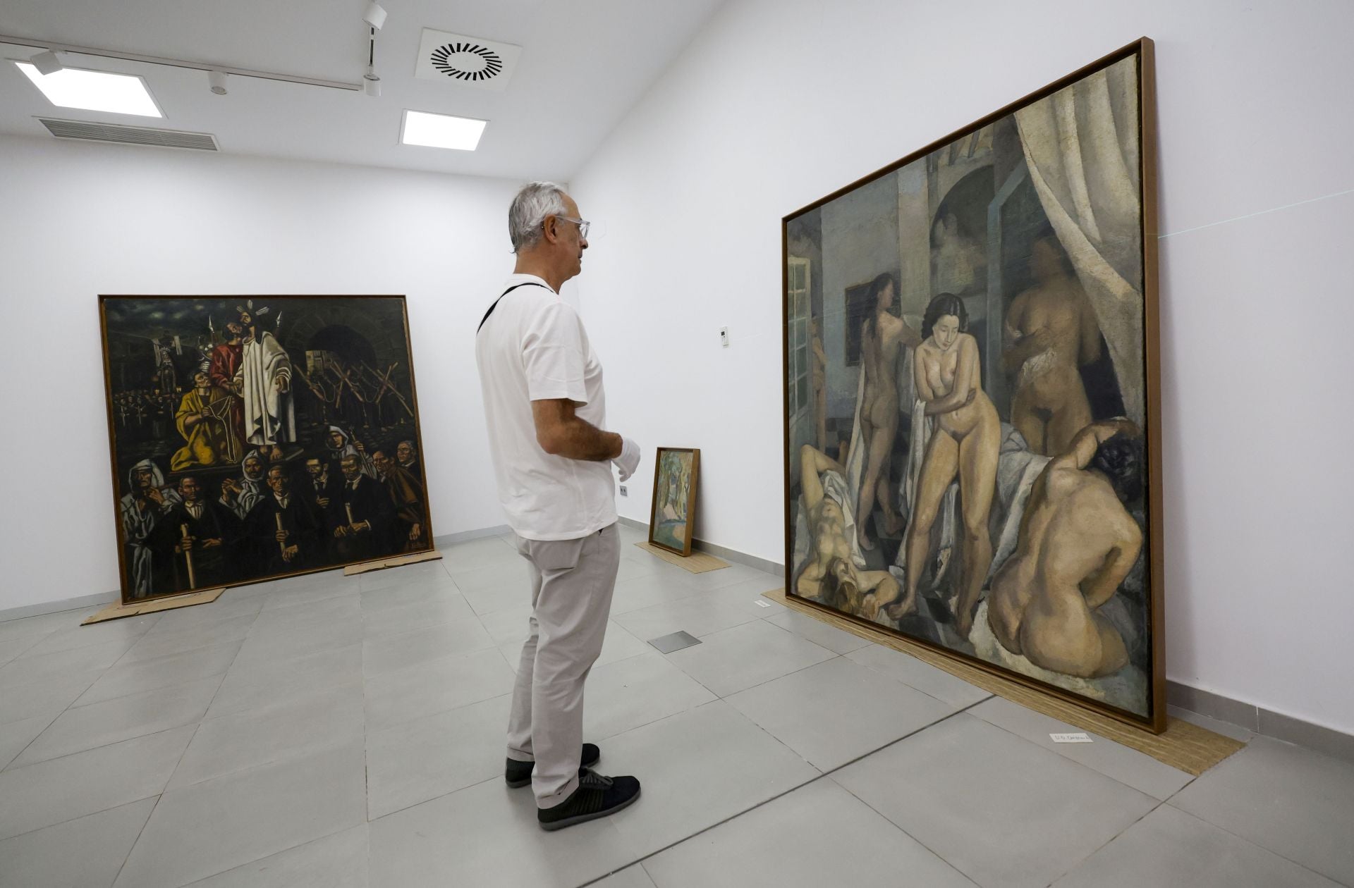 Las imágenes del montaje de la exposición &#039;Carpe y los maestros Solana y Vázquez Díaz&#039; en Murcia