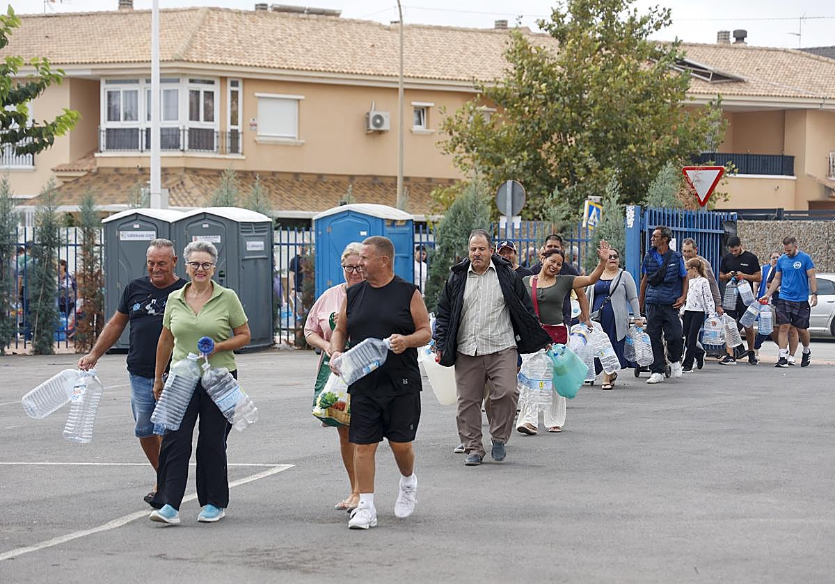 Colas para recoger agua potable en San Pedro del Pinatar, este lunes.