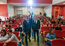 El consejero y el alcalde en la inauguración de las jornadas sobre absentismo.