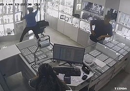 Imagen de las cámaras de seguridad de la joyería durante el robo.