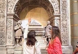Rebeca Pérez y Josefa Monteagudo observando el monumento.