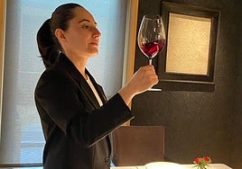De cata. Lucía Marcilla, probando un vino en Arzak.