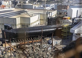 Antiguo submarino 'Tonina', varado en el astillero de Navantia, en una imagen de archivo.