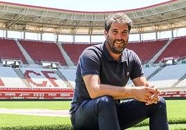 Asier Goiria, director deportivo del Real Murcia, en las escaleras que dan acceso desde el túnel de vestuarios al terreno de juego del Enrique Roca.
