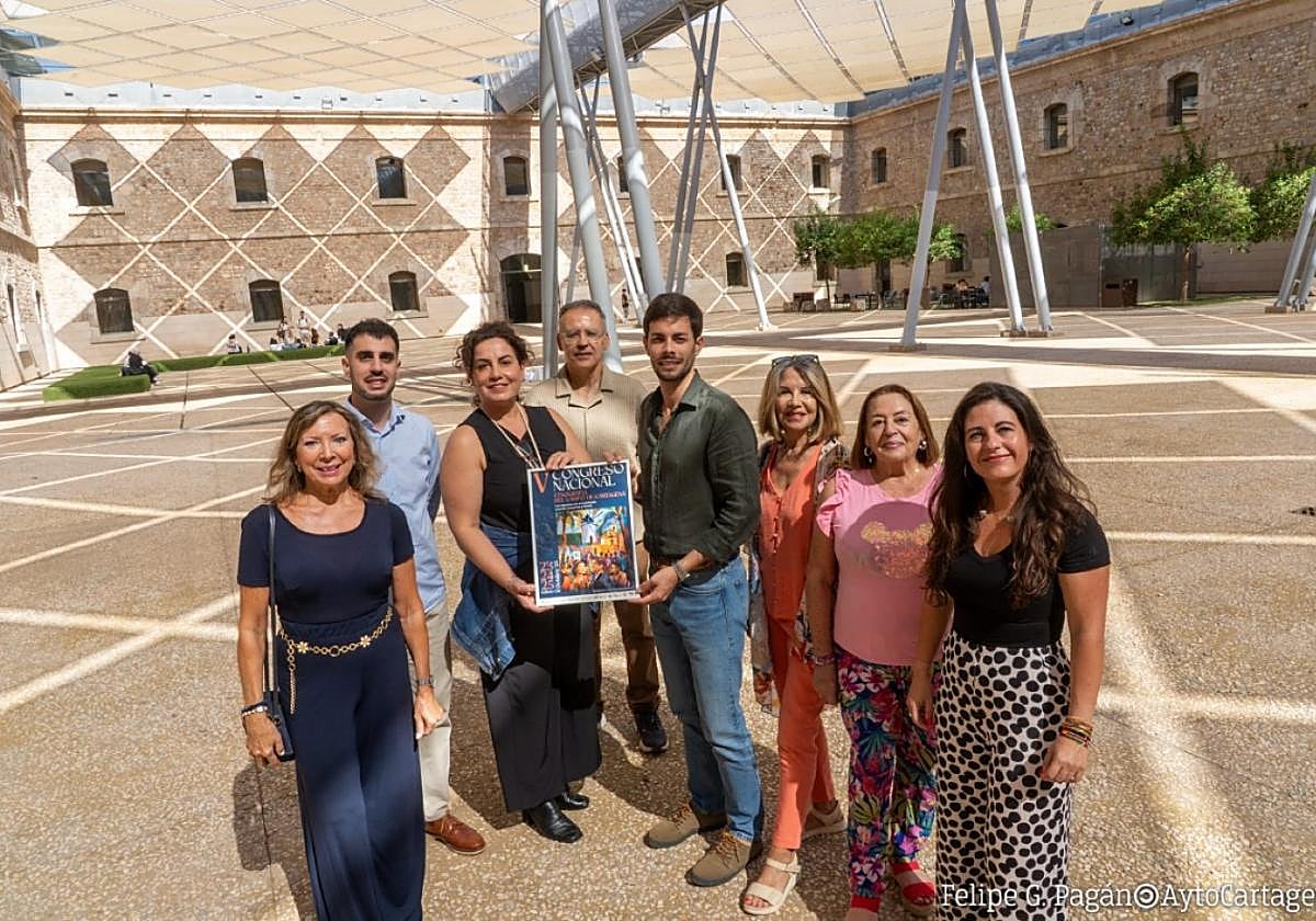 El edil de Cultura sujeta el cartel, junto a los organizadores.