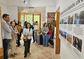 Autoridades, técnicos de Turismo y guías, ante un cartel informativo.