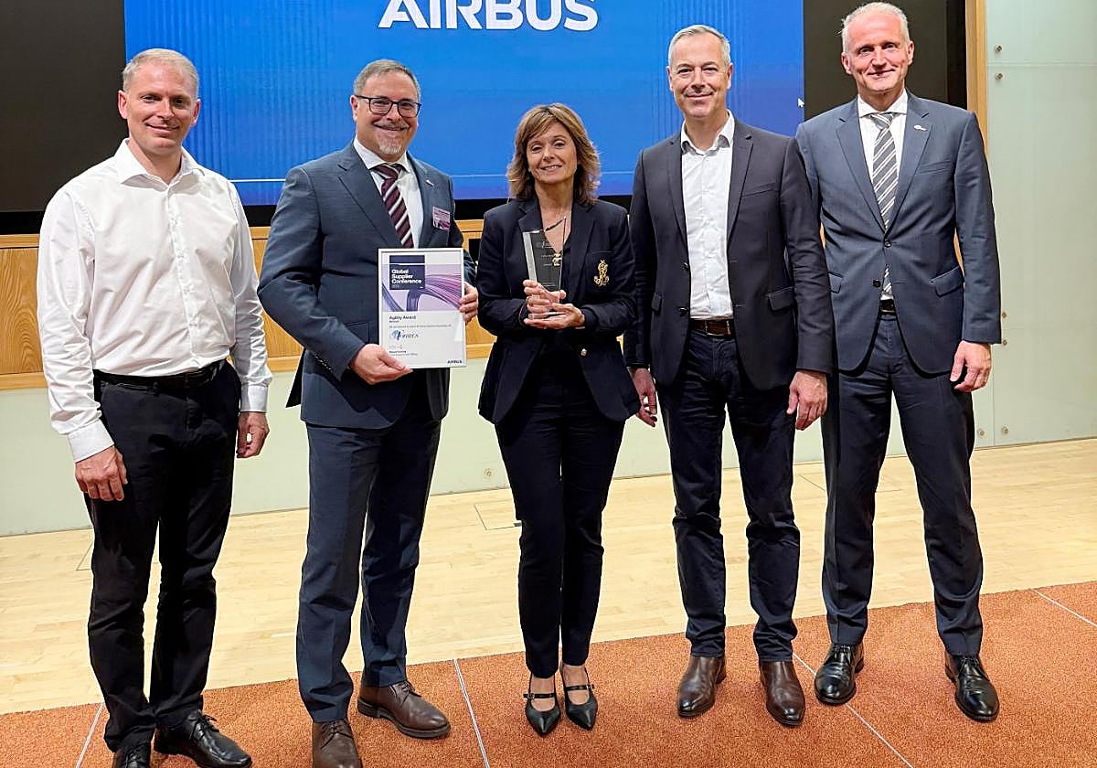 Pierre-Henri Ortiz, vicepresidente de Compras, Sistemas de Fabricación e Industrialización de Airbus; Juan Albéniz, director general de MTorres; Yolanda Torres, vicepresidenta de MTorres; Charles Huguet, vicepresidente Senior y Compras Generales de Airbus, y Olaf Rüscher,director comercial de la División Aeroespacial de MTorres.