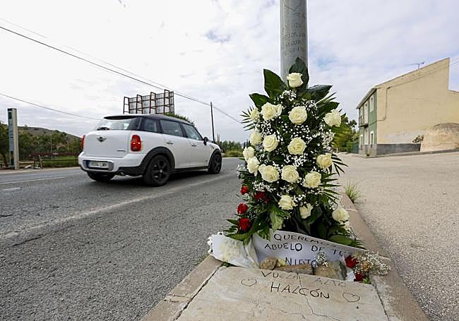 Muestra de recuerdo en el lugar del accidente.