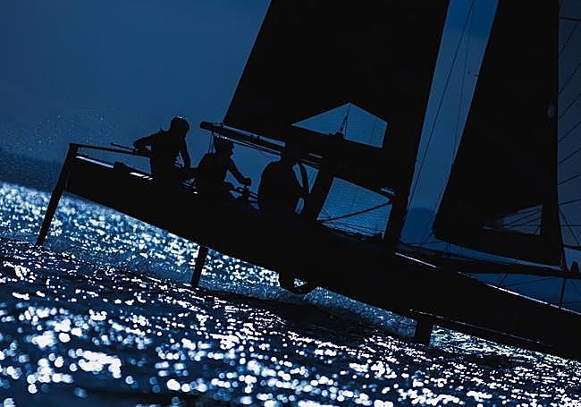 El catamarán, en pleno vuelo. Uno de los equipos surca las aguas del Mar Menor.