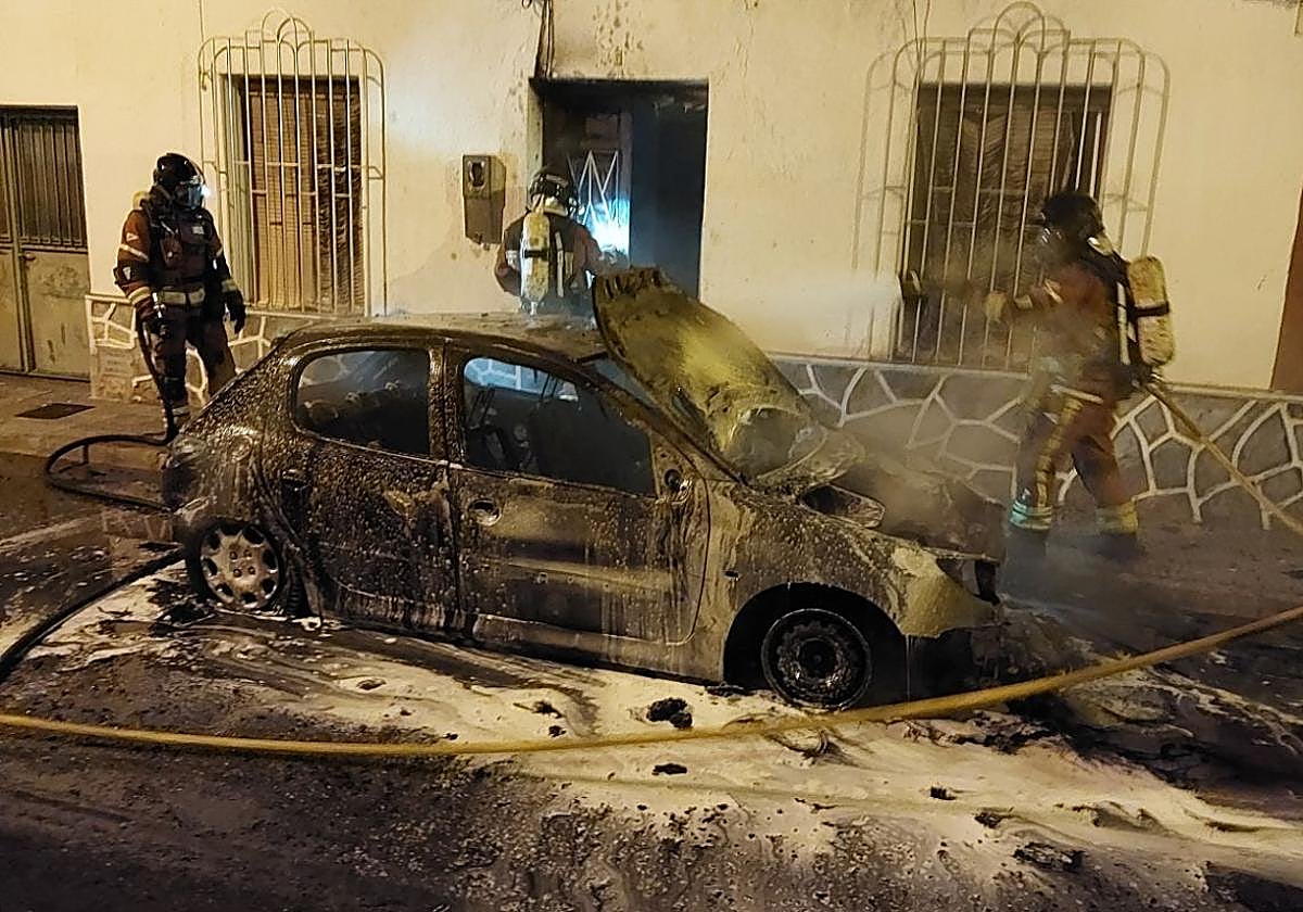 Bomberos de Cartagena sofocan el incendio de un coche en Pozo Estrecho.