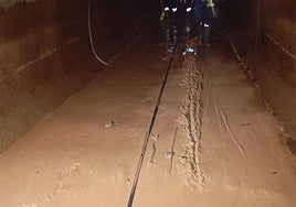 Vista interior del canal, afectado por infiltraciones de escorrentía con barro tras las lluvias.