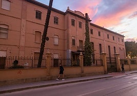 Vista exterior del antiguo asilo de Orihuela.