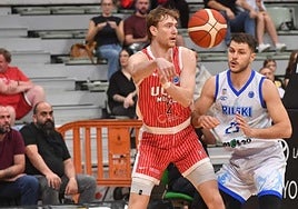 Raieste, jugador del UCAM Murcia, este miércoles, dando un pase.